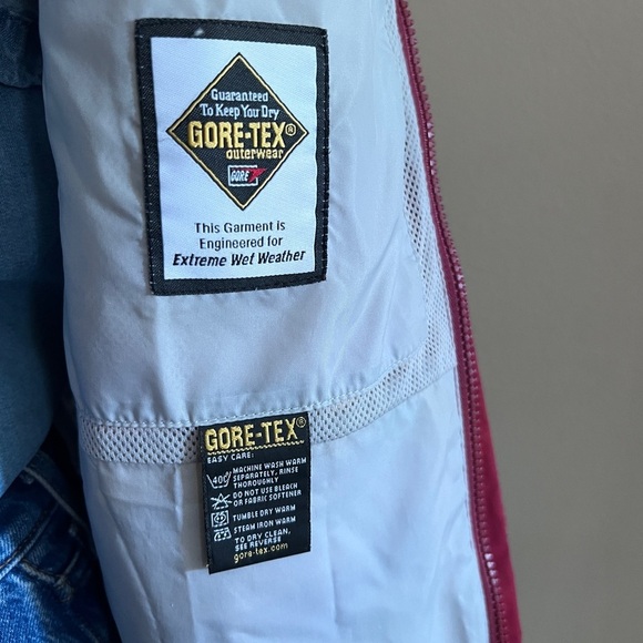 Vintage GORE-TEX Red Raincoat with Hood - Picture 4 of 4